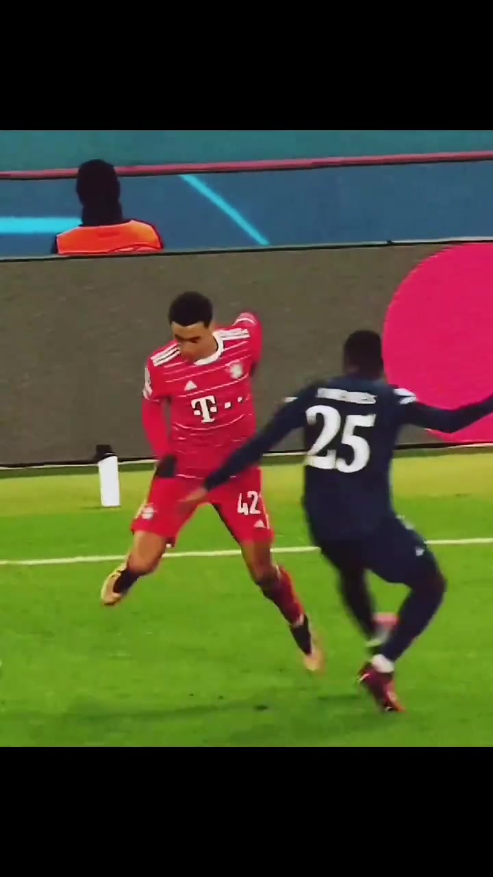 歐冠因傷缺席太可惜了穆西亞拉聽說你是世一左我來會(huì)會(huì)你