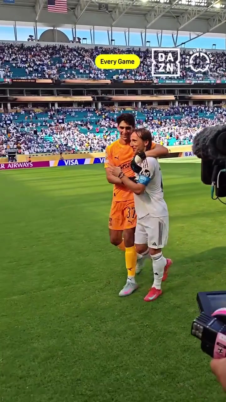 不老傳奇39歲莫德里奇賽后與撲出巴爾韋德點球的布努親切交流