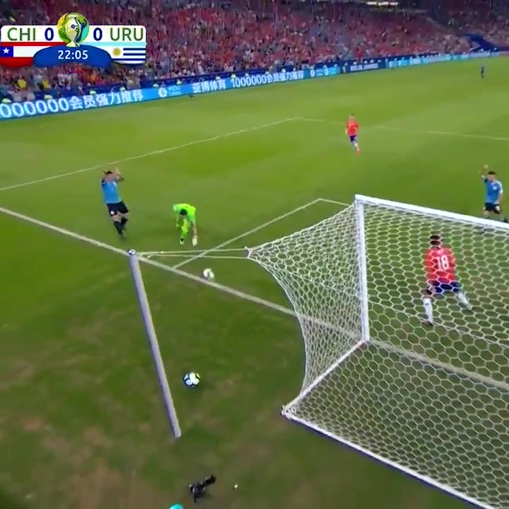 踢上頭了足壇經(jīng)典名場面蘇亞雷斯投訴對方門將手球