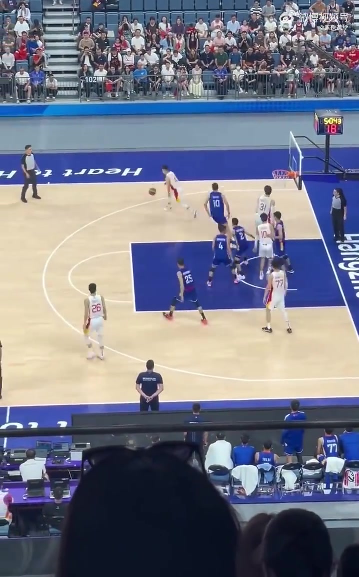 傳來傳去最后籃下強(qiáng)打被帽中國(guó)男籃這次配合讓人看著真鬧心