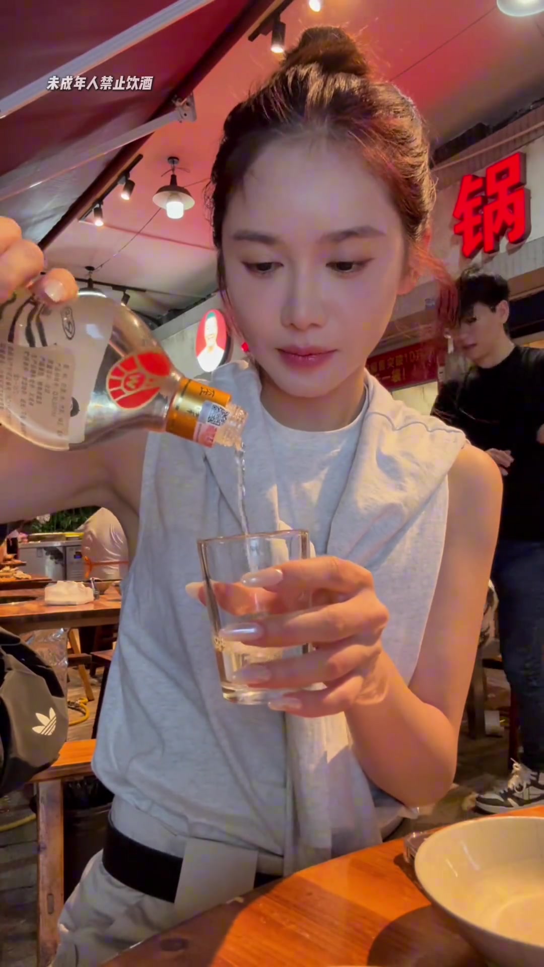 酒量可以啊美娜曬視頻看看53歲女主持人下班后的快樂有多簡單