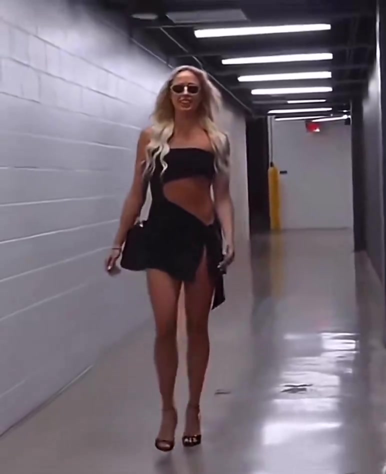 WNBA索菲坎寧安這入場(chǎng)穿搭也忒大膽了吧簡(jiǎn)直挪不開眼睛了