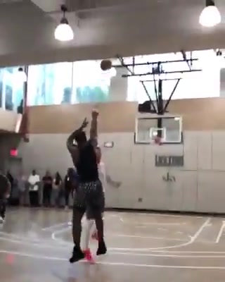 野球場(chǎng)的三少和老詹感覺(jué)老詹得分是最輕松的