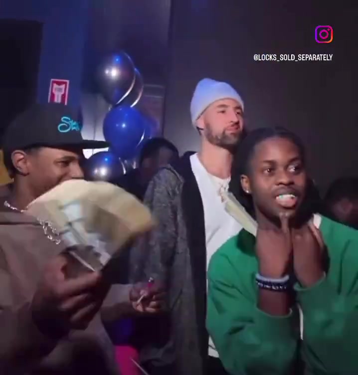 克萊在夜店搖頭晃腦隨樂而動(dòng) 友人一旁搖晃一沓美金搶鏡