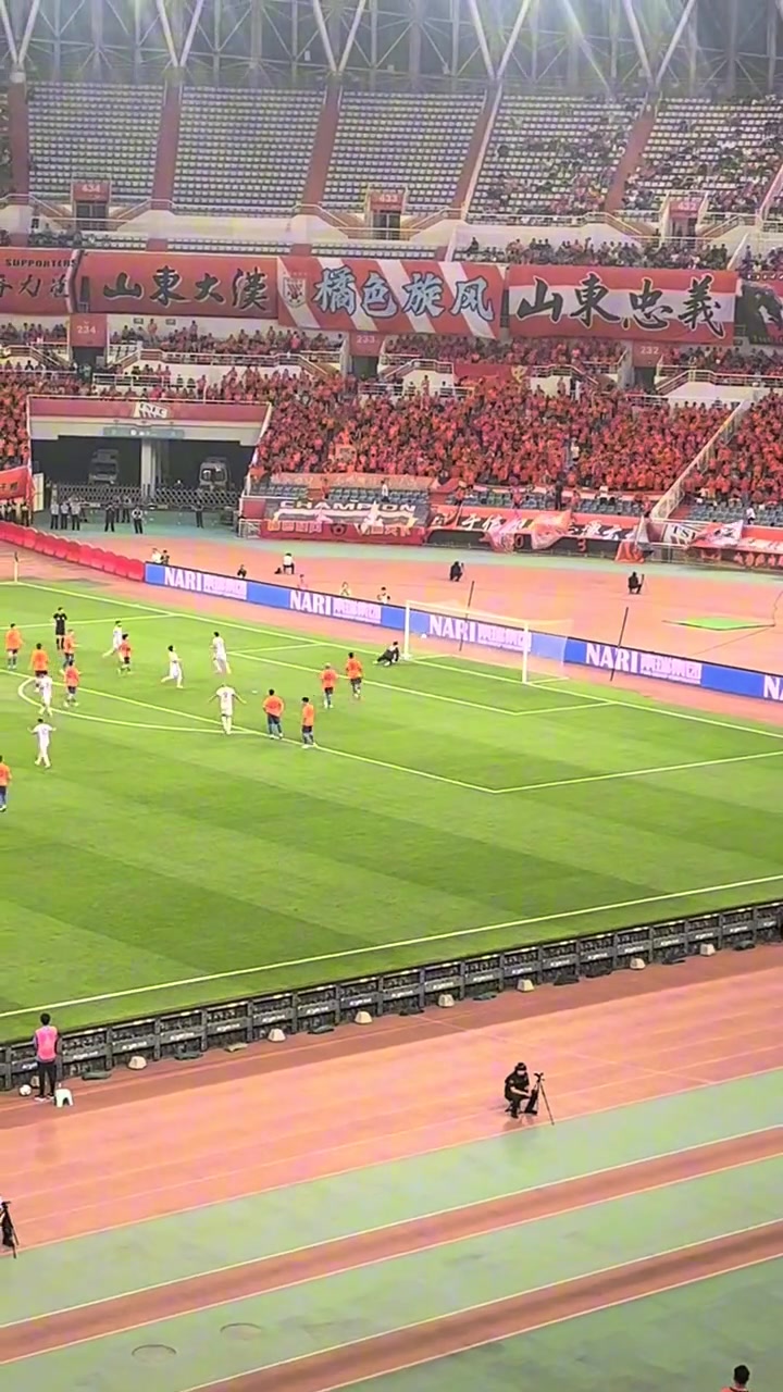 泰山隊(duì)丟了第三球后看看現(xiàn)場(chǎng)球迷的反應(yīng)