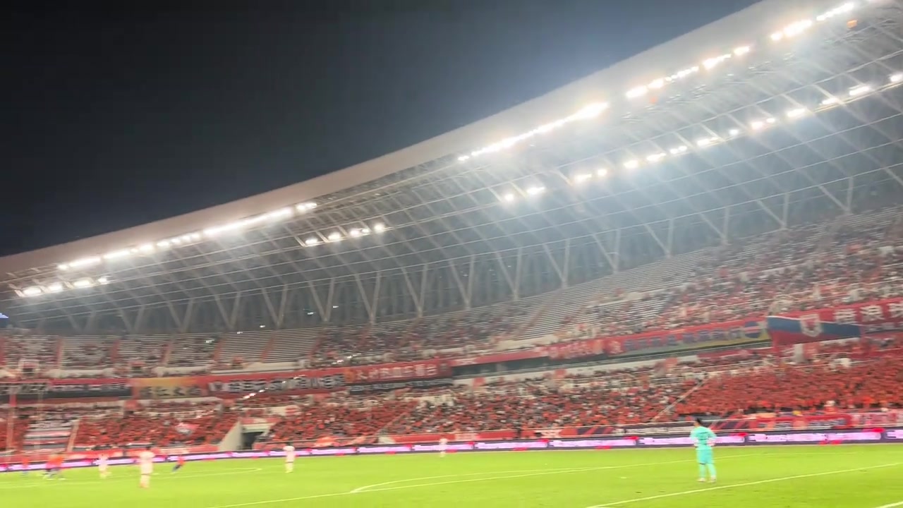 泰山隊(duì)足協(xié)杯出局比賽未結(jié)束球迷已經(jīng)開始喊下課了