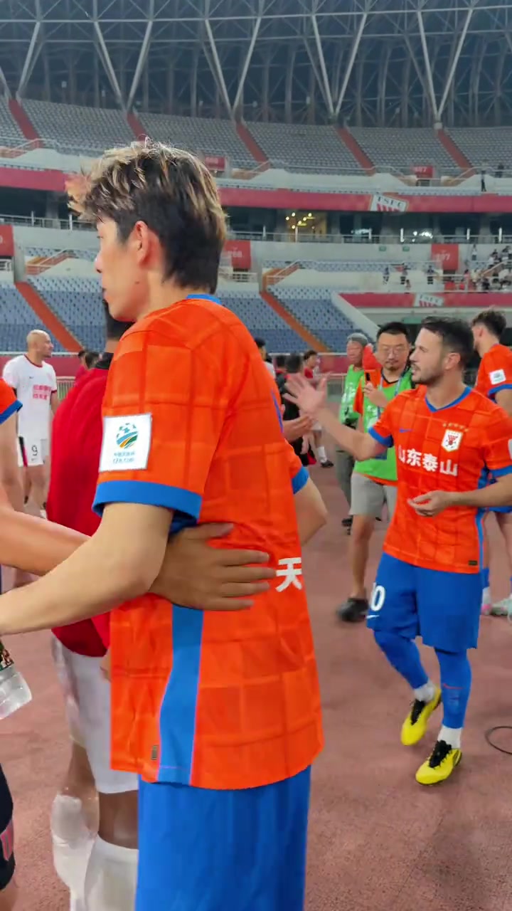 雖然場(chǎng)上有一些小插曲但賽后澤卡還是與蓉城球員進(jìn)行了友好交流