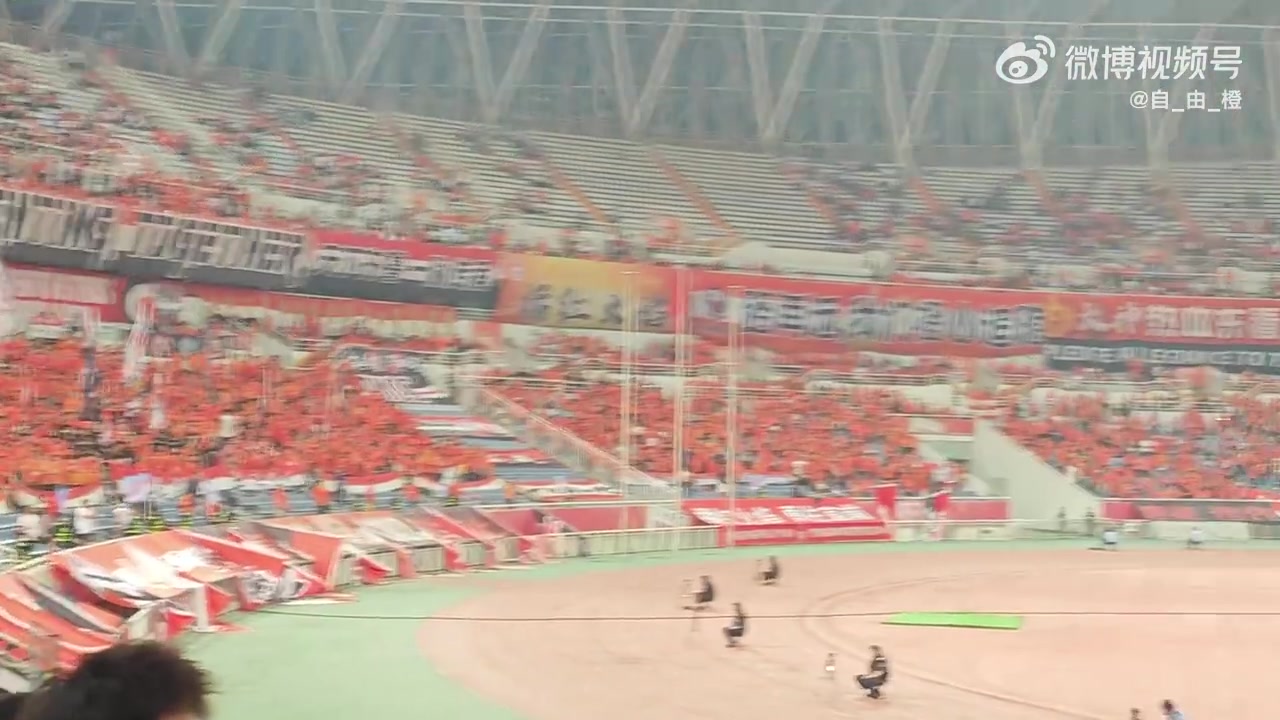 比賽還沒結(jié)束現(xiàn)實(shí)拍泰山球迷場(chǎng)高喊崔康熙下課