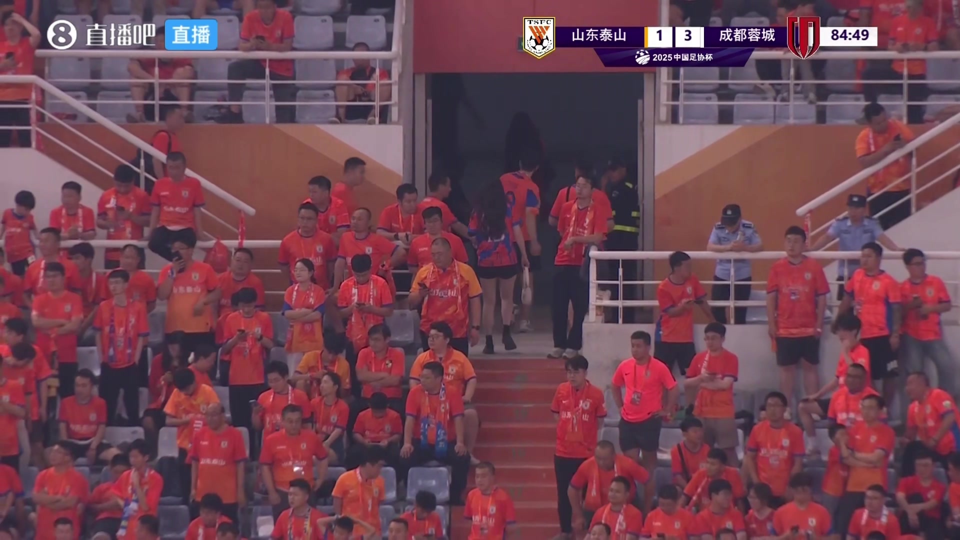 無(wú)聲抗議泰山球迷提前離場(chǎng)解說(shuō)崔康熙帥位終結(jié)要提上日程了