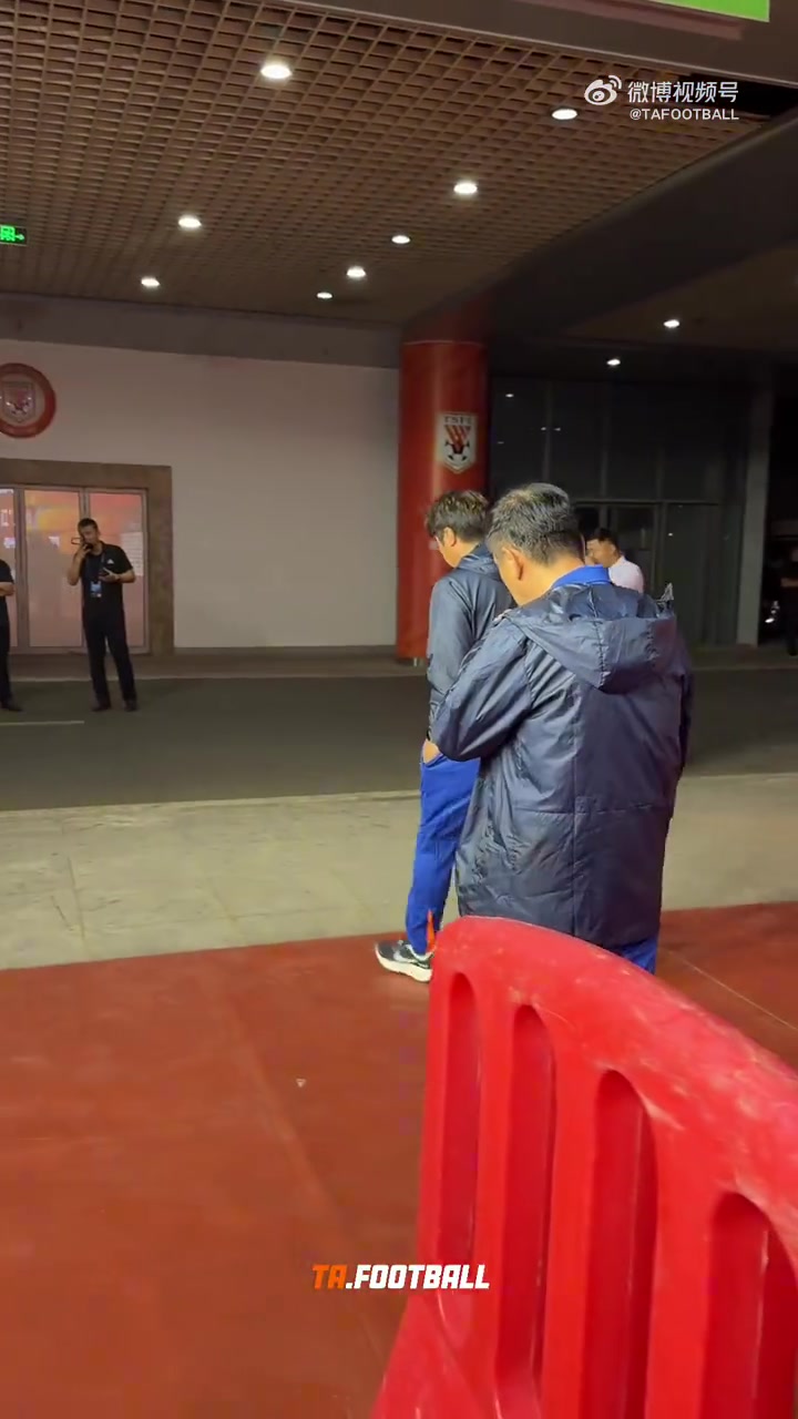 泰山球迷為什么不出席發(fā)布會(huì)就這么灰溜溜的走了還要臉嗎