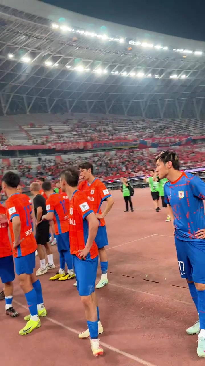 山東泰山隊(duì)員賽后在下課聲中謝場(chǎng)略顯尷尬