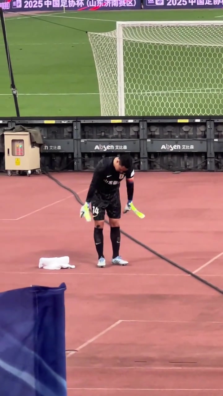 賽后王大雷越過廣告牌獨(dú)自謝場(chǎng)后返回