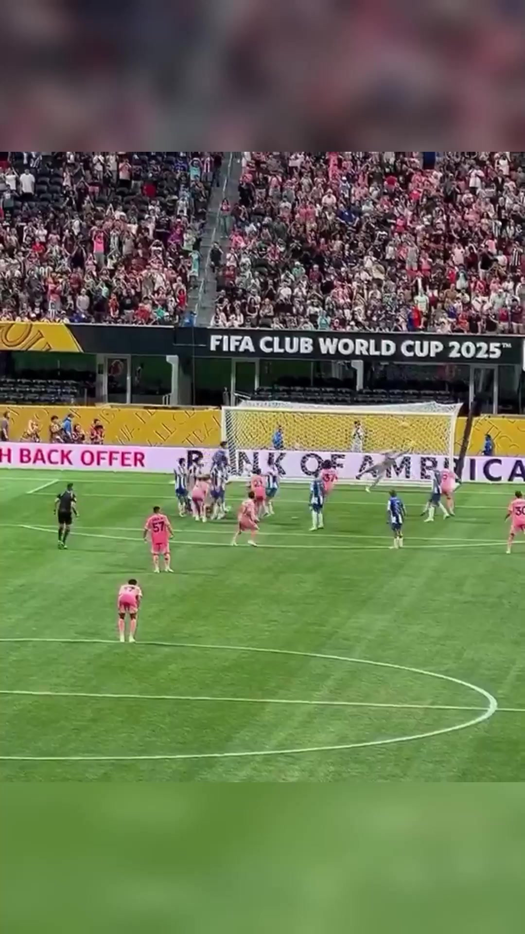 真的太強了球迷現(xiàn)場視角拍攝梅西任意球破門