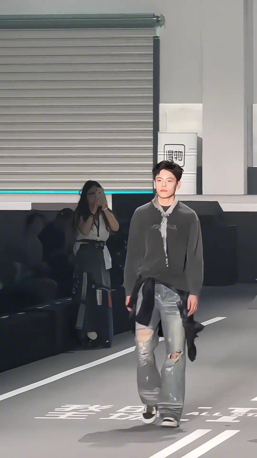 帥呆了女籃國(guó)手楊舒予參加時(shí)裝T臺(tái)走秀 真滴氣場(chǎng)全開啊