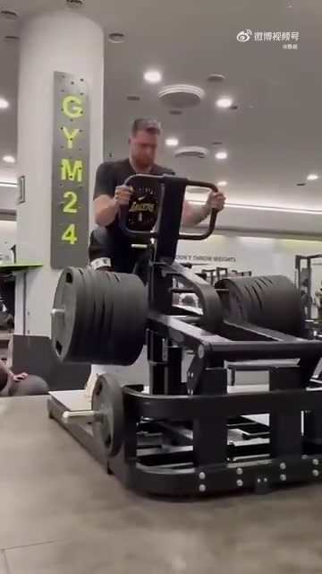 看來是下了決心減肥的東契奇蹲腿能蹲這么大重量