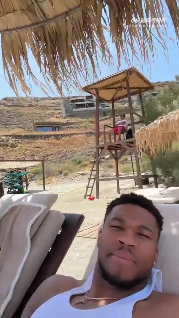 夫妻齊心四百多斤字母哥和字母夫人一起在海灘上度假