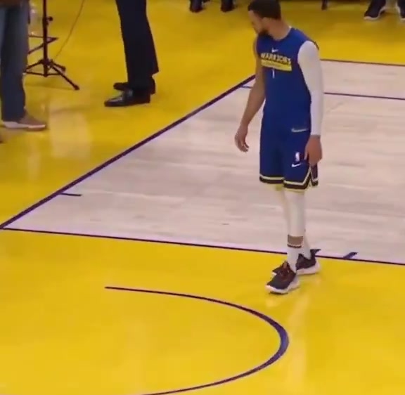 當(dāng)庫(kù)里運(yùn)丟球絕對(duì)不會(huì)懷疑自己想到的是地板有問(wèn)題