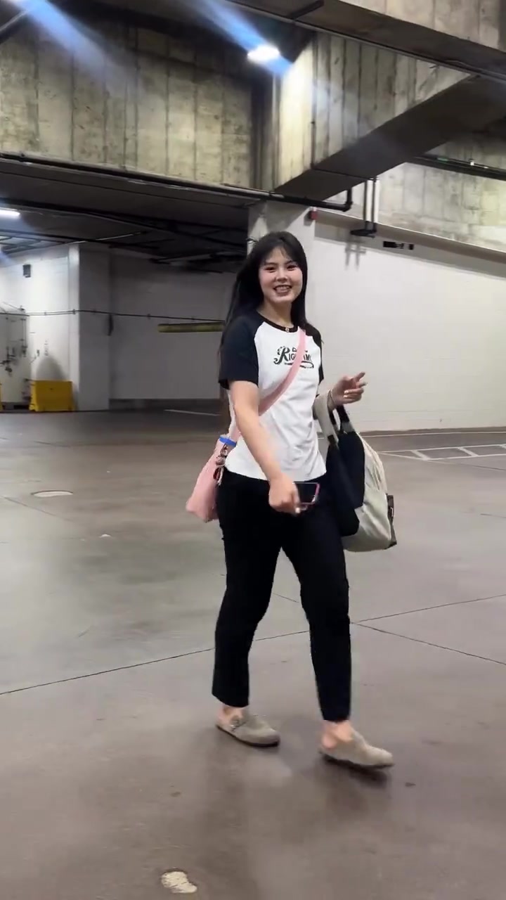 愛了愛了李月汝賽前穿搭T恤粉包看著就是個(gè)小女孩啊