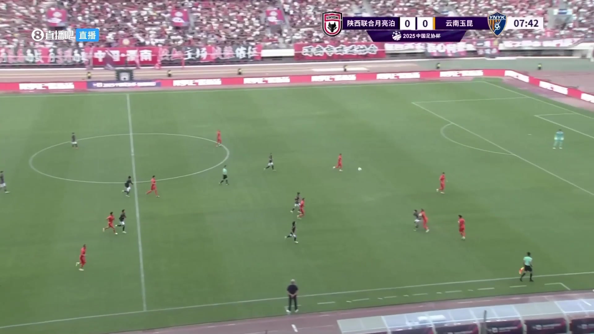 下克上陜西聯(lián)合球員禁區(qū)內(nèi)低射打偏機(jī)會(huì)沒把握住啊