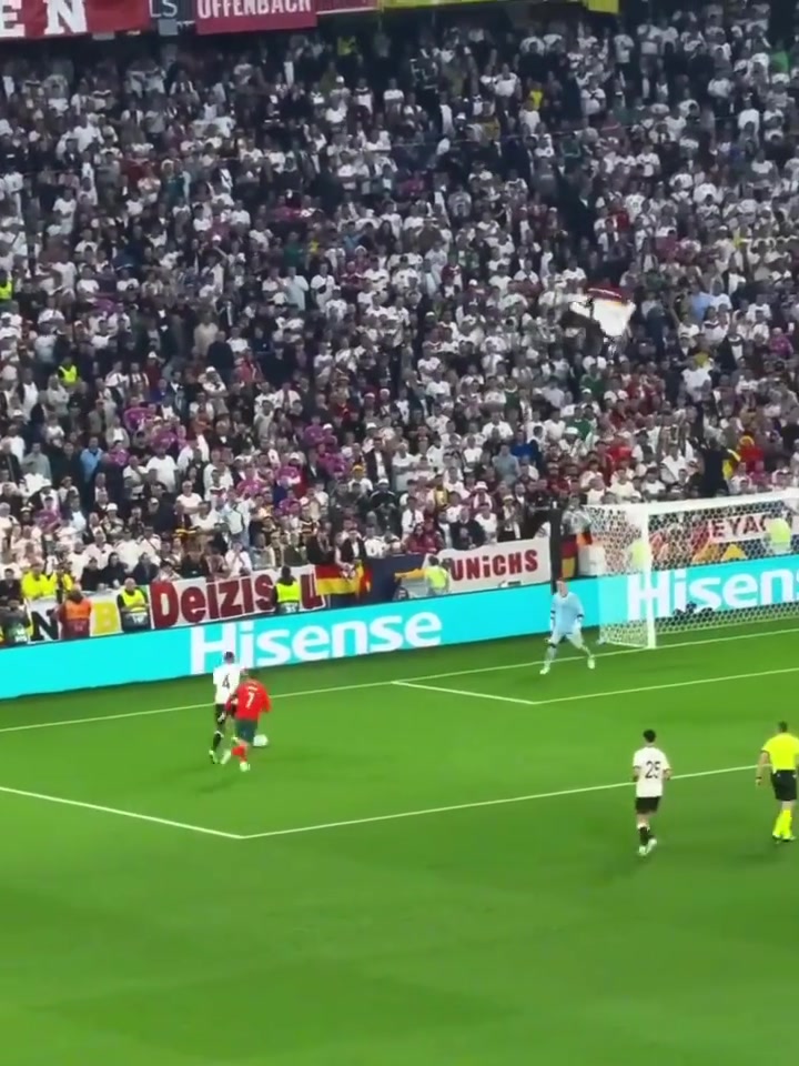 拼出來的機會C羅積極的逼搶迫使特獅開大腳才有了致勝的機會