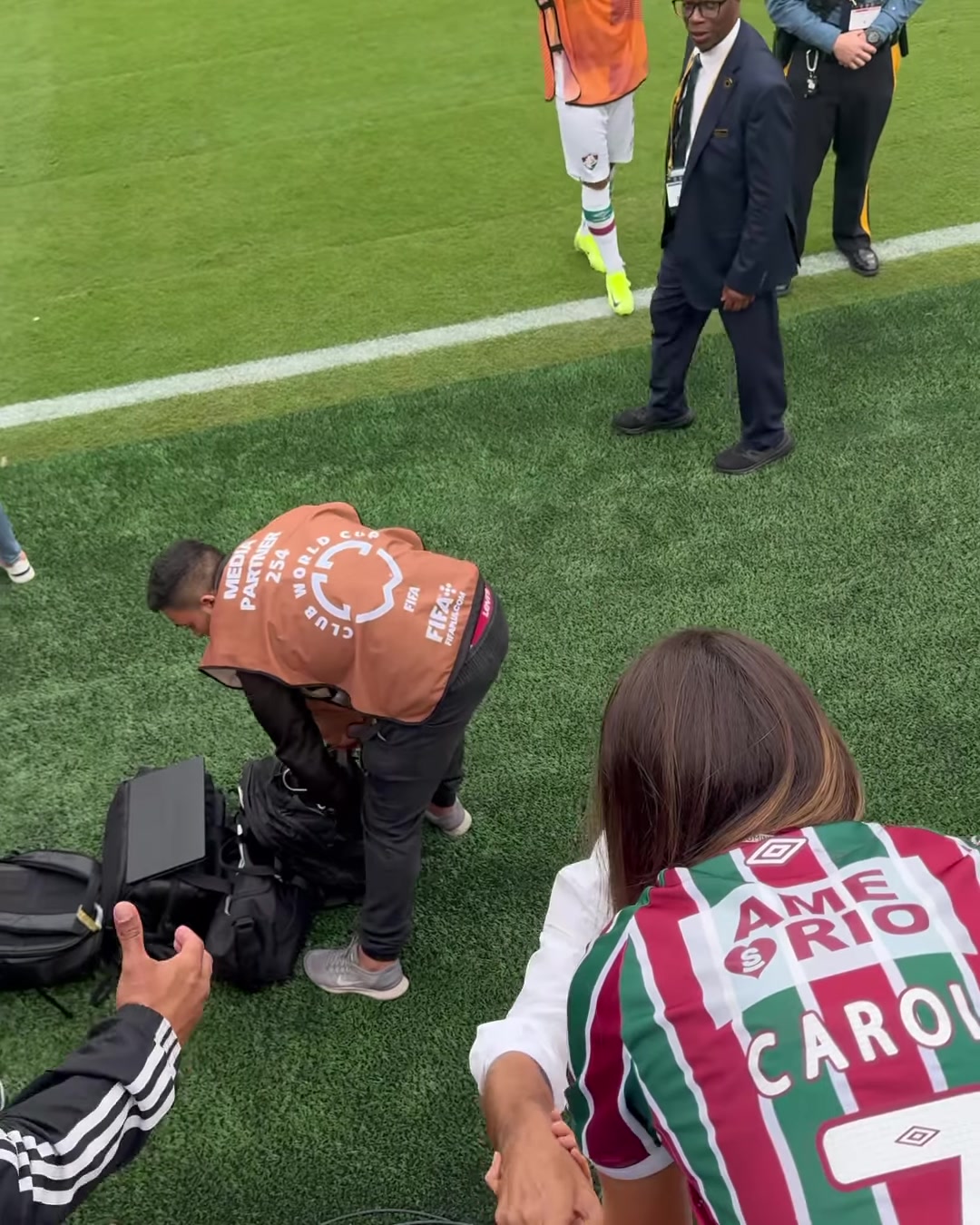 攝影師捕捉到了最精彩的部分這里是球場(chǎng)你倆能不能留點(diǎn)心