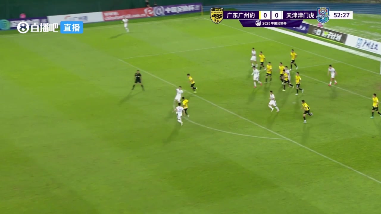 腿軟了啊反擊3打2廣州豹球員禁區(qū)踩單車離譜摔倒