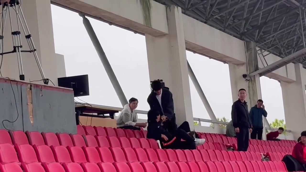 10月5日上海海港B隊(duì)比賽劉祝潤(rùn)來(lái)到現(xiàn)場(chǎng)觀賽