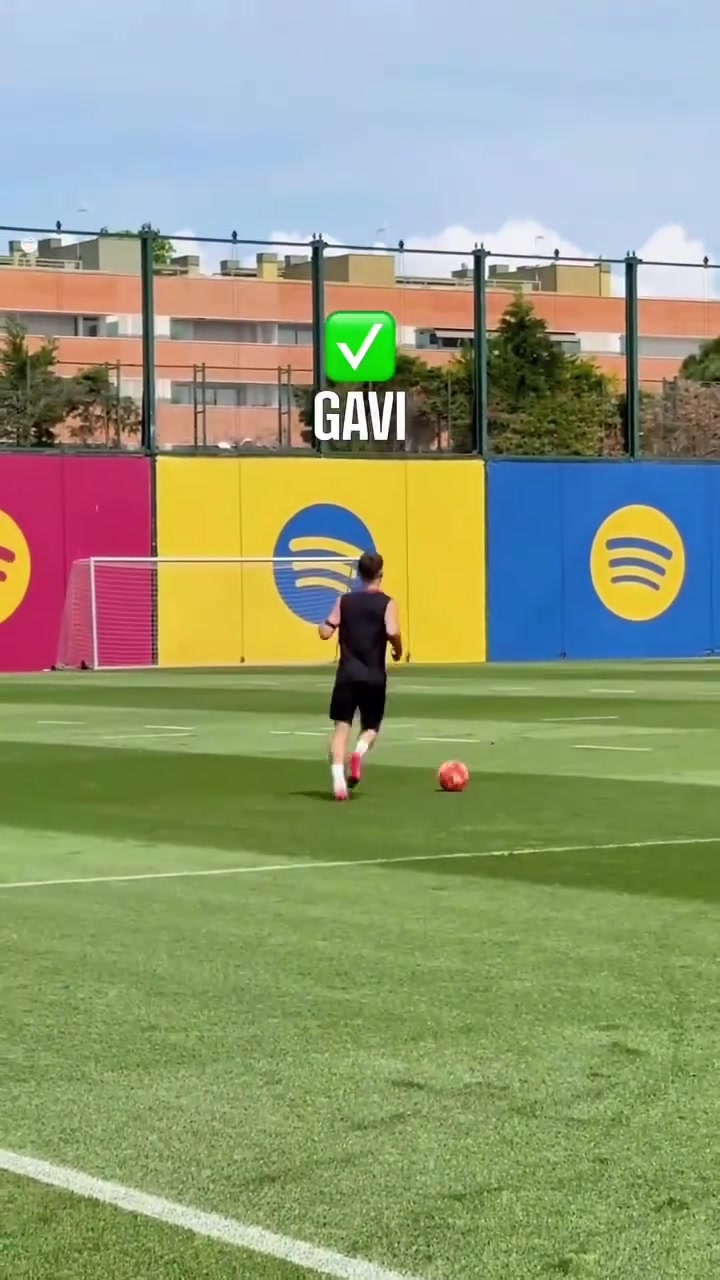 天氣真好啊此前巴薩隊(duì)內(nèi)的停高空球挑戰(zhàn)萊萬真瀟灑啊