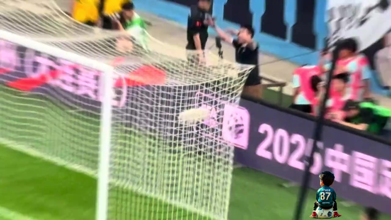 逆天大連英博球童在場(chǎng)邊大打出手一人直接被擔(dān)架抬走了