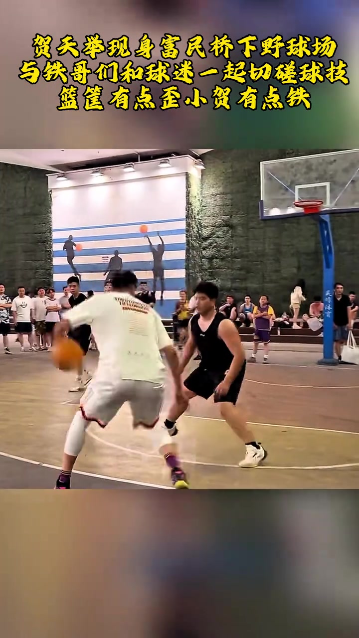 奈何手感不好 瘋狂打鐵賀天舉野球場和球迷切磋球技