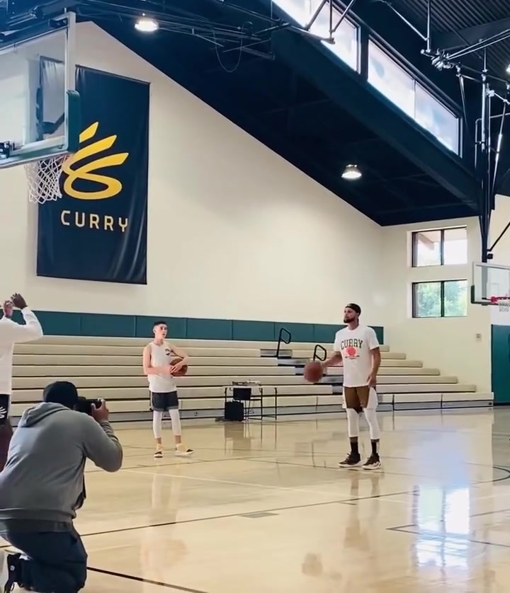 一邊運(yùn)球一邊投籃庫(kù)里的協(xié)調(diào)性真的沒(méi)的說(shuō)