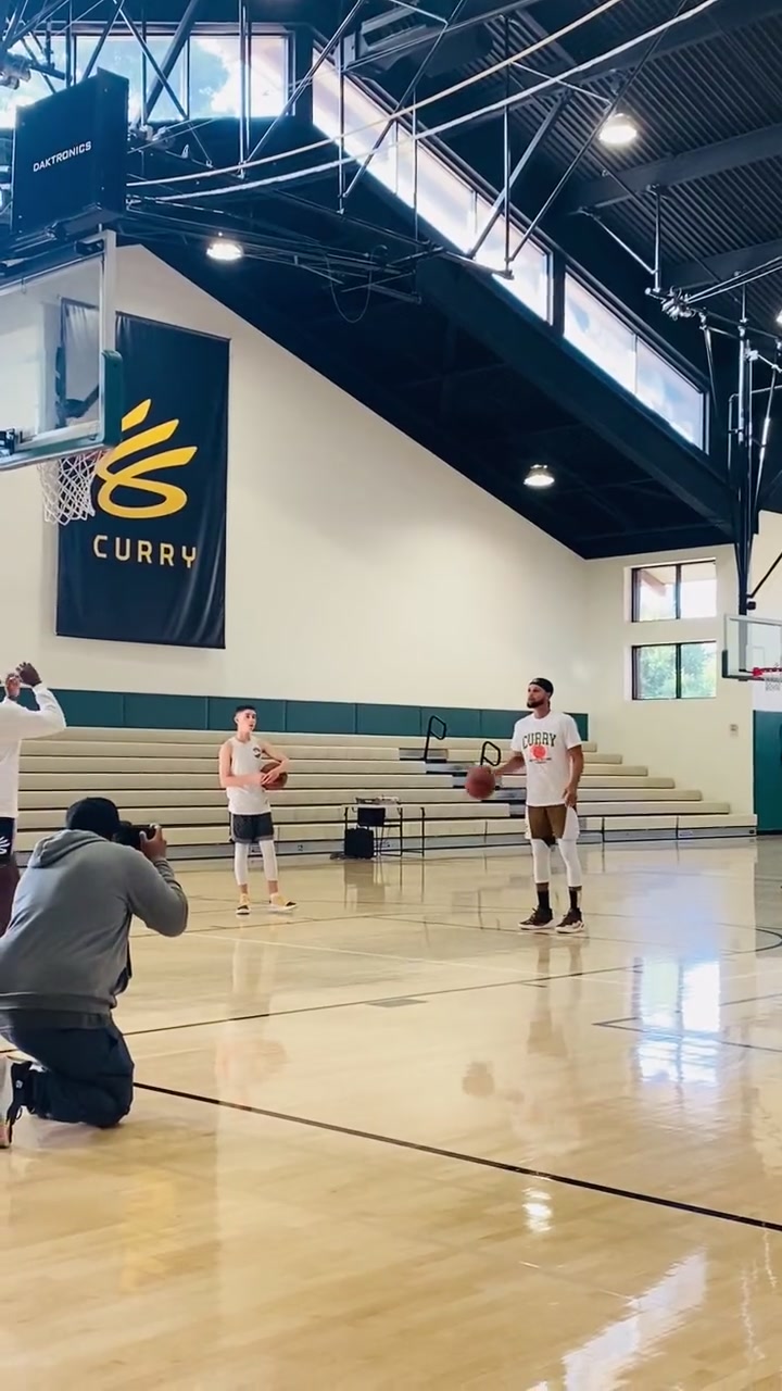 這逆天的手感庫(kù)里左右手投籃通吃啊