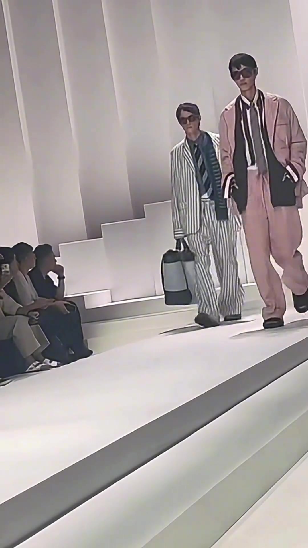 帥哥你誰失蹤人口小卡現(xiàn)身杜嘉班納時(shí)裝秀