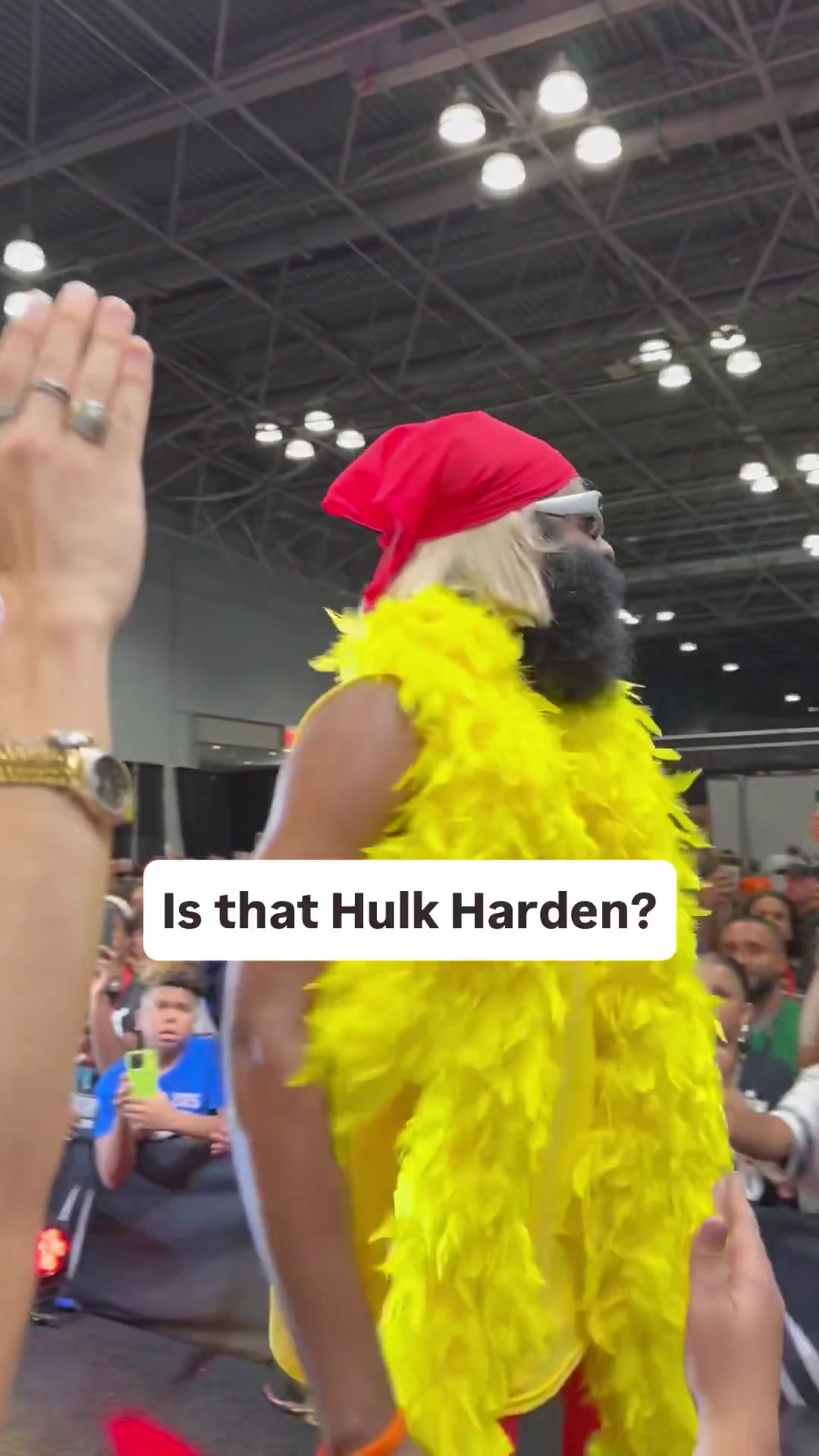 啥造型啊好久沒(méi)露面的登哥參加活動(dòng) 也是好好打扮了一番