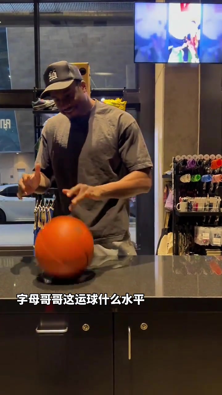 你弟新賽季去哪字母哥哥這個(gè)單手指運(yùn)球真騷啊
