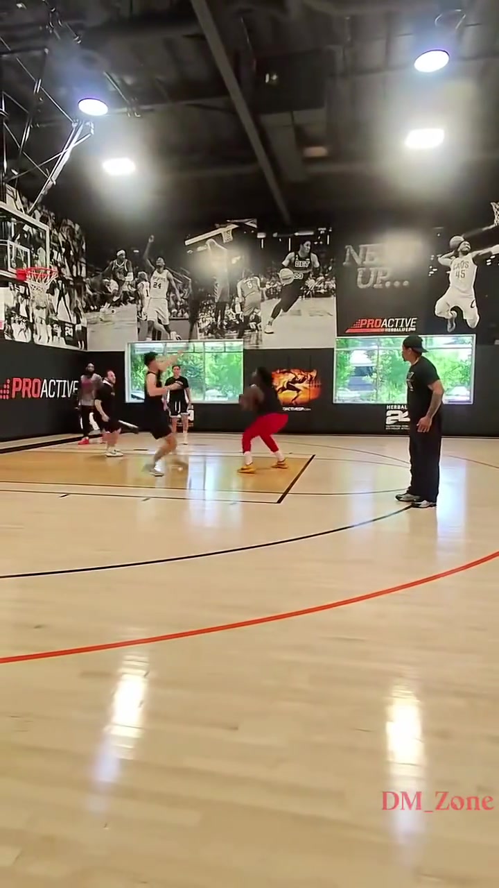 杰倫-格林今日繼續(xù)強(qiáng)化中距離跳投訓(xùn)練