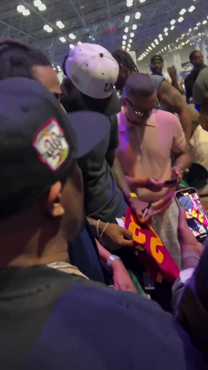 詹姆斯和好友追夢(mèng)格林出席Fanastics Fest活動(dòng)