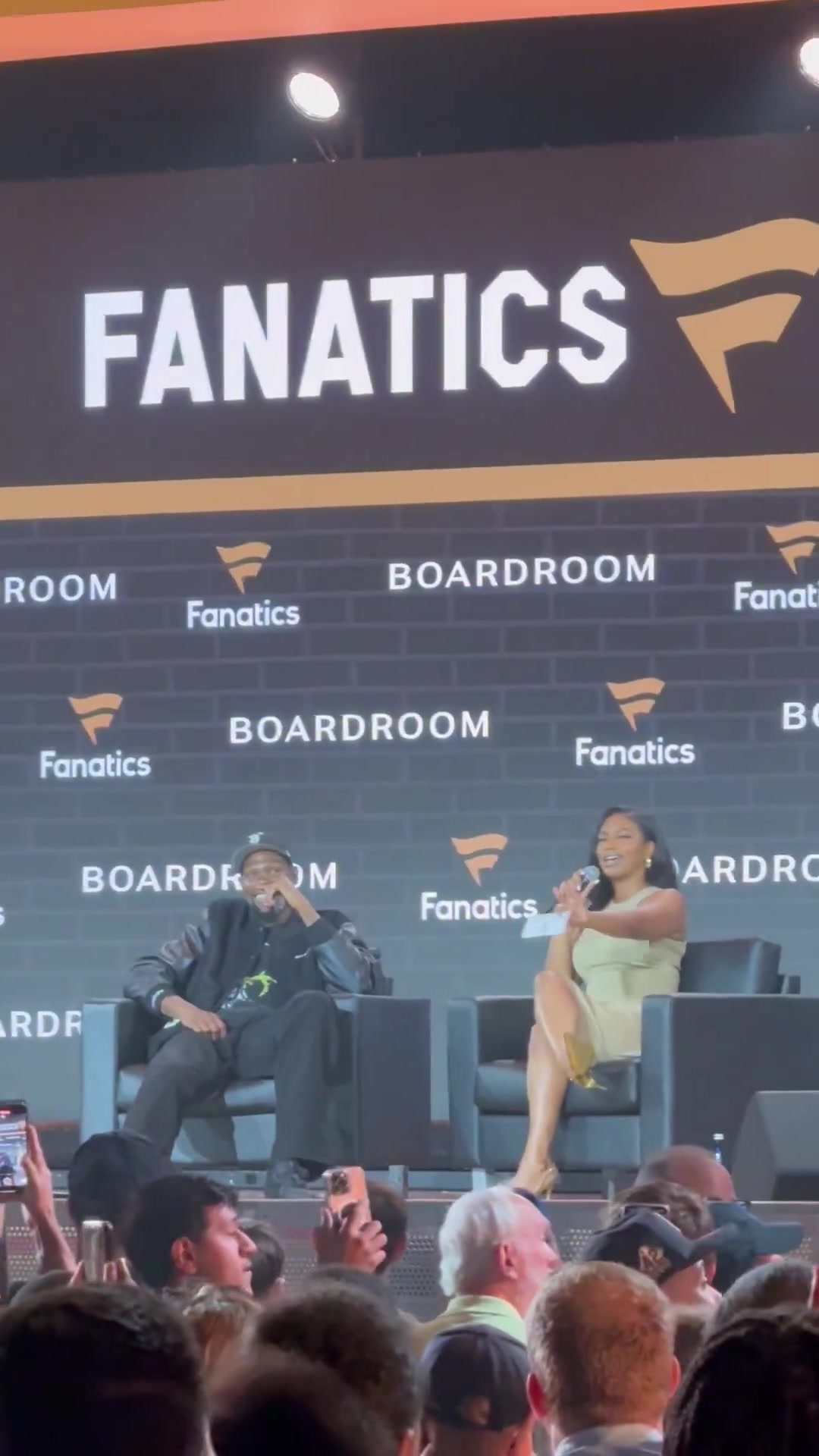 太有節(jié)目效果了KD在活動(dòng)現(xiàn)場突然得知被交易全場炸鍋