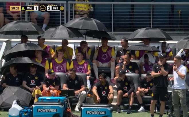 多特蒙德替補席遮陽用傘，罕見情景
