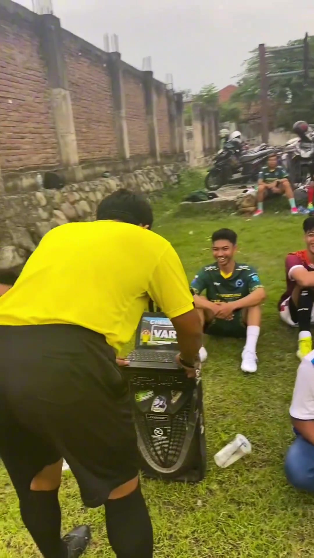 太黑了啊看VAR是裁判的謊言