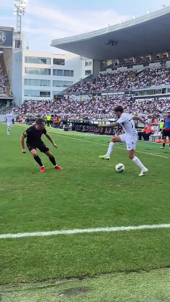 屬實(shí)是被老哥的盤(pán)帶操作給帥到了