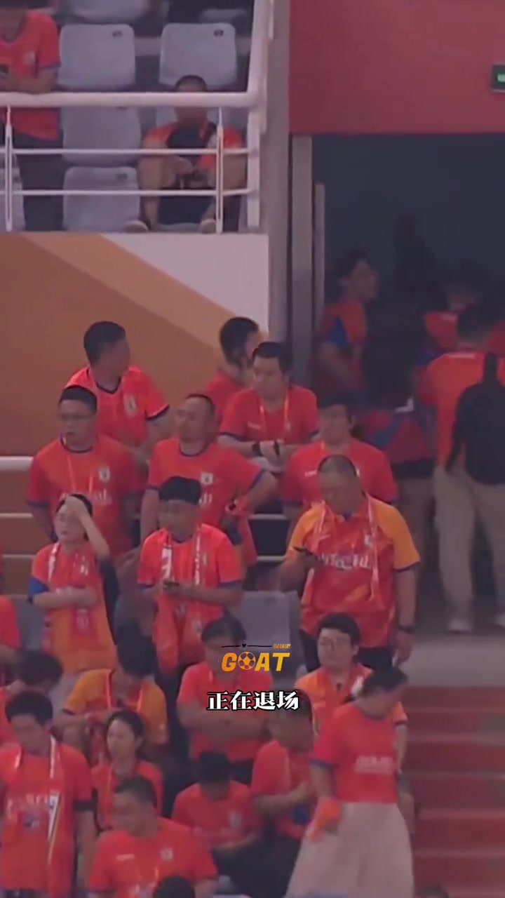 主場告負(fù)泰山球迷提前退場王大雷獨(dú)自離開崔康熙缺席發(fā)布會