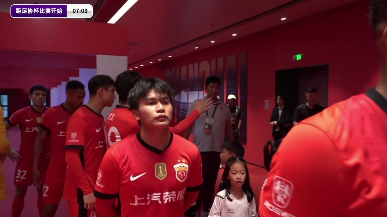 王楚淇蔣光太可能是亞洲最頂級中后衛(wèi)唯一缺點(diǎn)就是出球差點(diǎn)