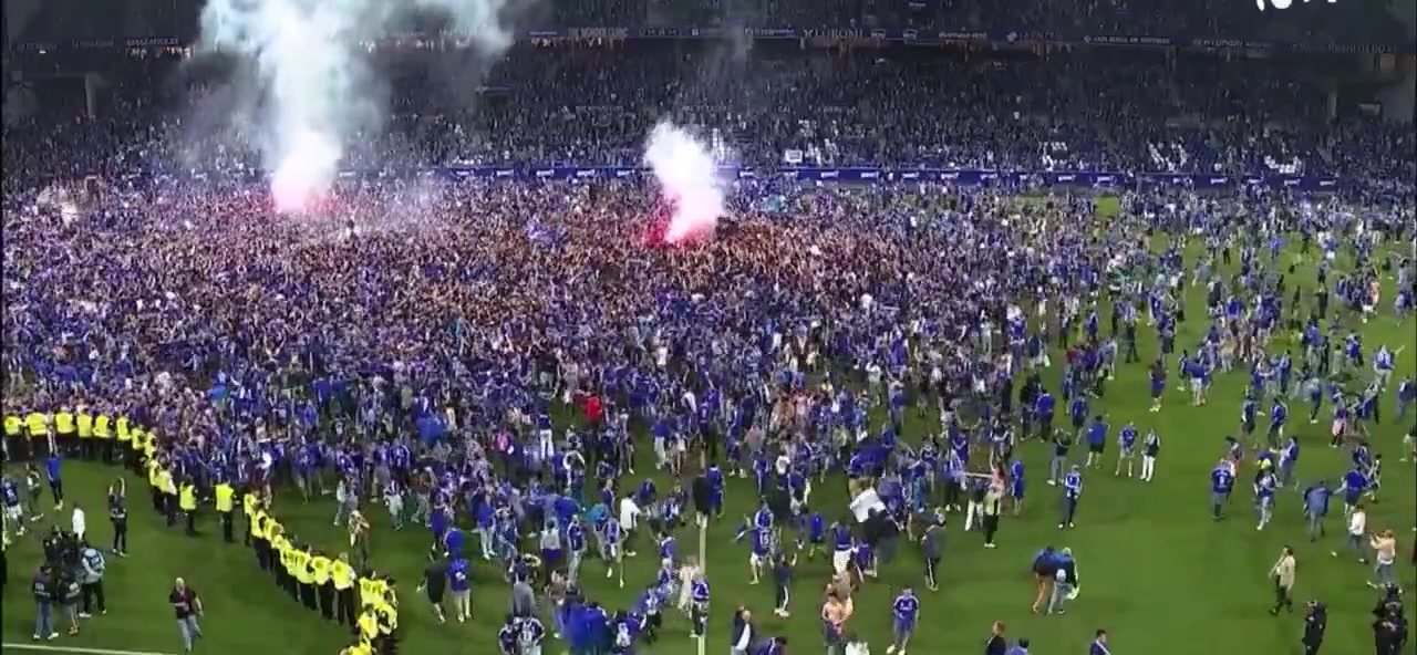 這就是足球皇家?jiàn)W維耶多時(shí)隔24年重回西甲上千球迷沖入場(chǎng)內(nèi)