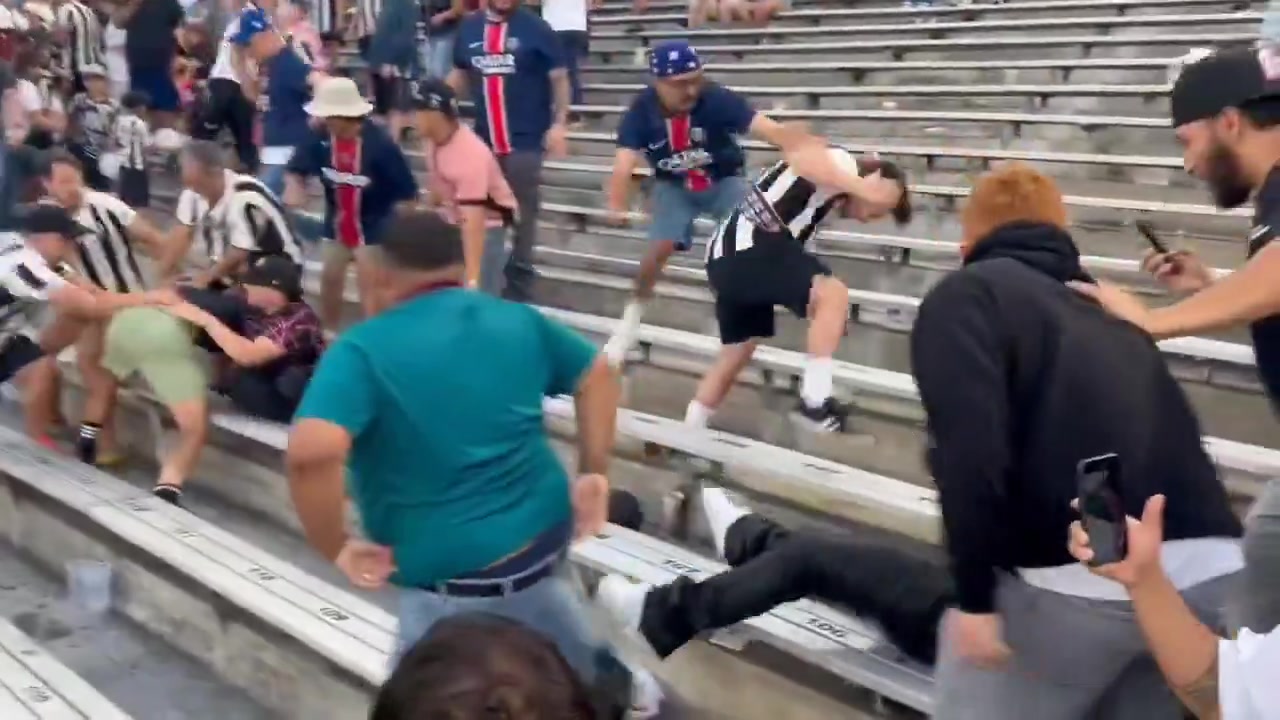 巴黎場內(nèi)場外打不過博塔弗戈啊看臺(tái)上巴黎球迷被揍得有點(diǎn)慘