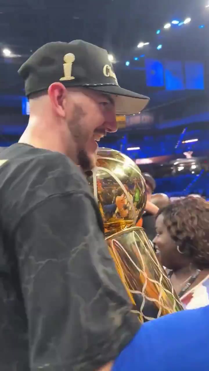 離開湖人之后再次拿到冠軍亞歷山大的父親賽后祝賀卡魯索