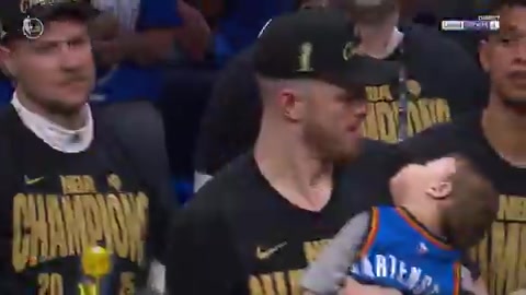 上領獎時哈騰抱著孩子這么吵鬧也阻擋不了娃睡覺哈哈哈