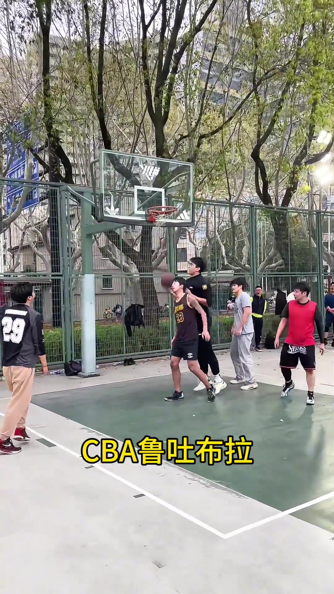 國產(chǎn)濃眉CBA替補(bǔ)中鋒魯吐布拉野球局隨便隔扣