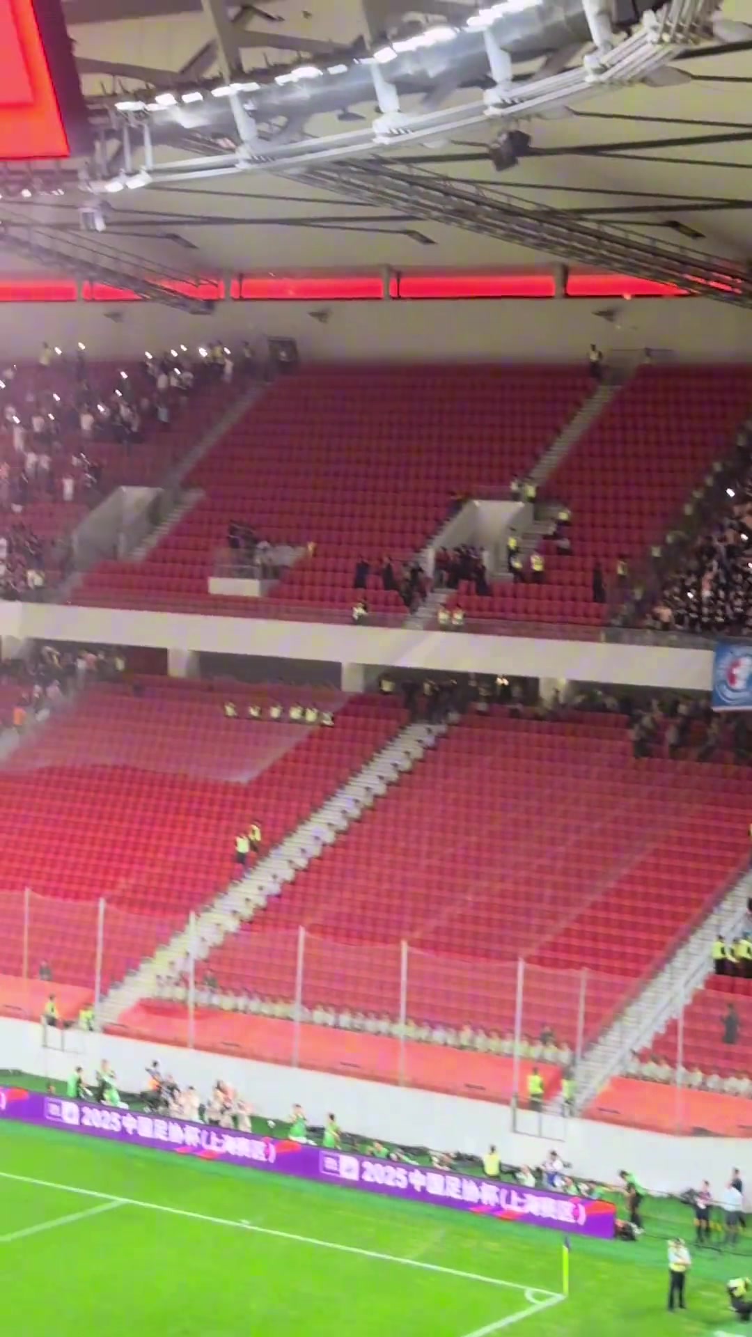 時(shí)隔12年申花再次客場擊敗同城對手賽后球員和球迷們都嗨翻了