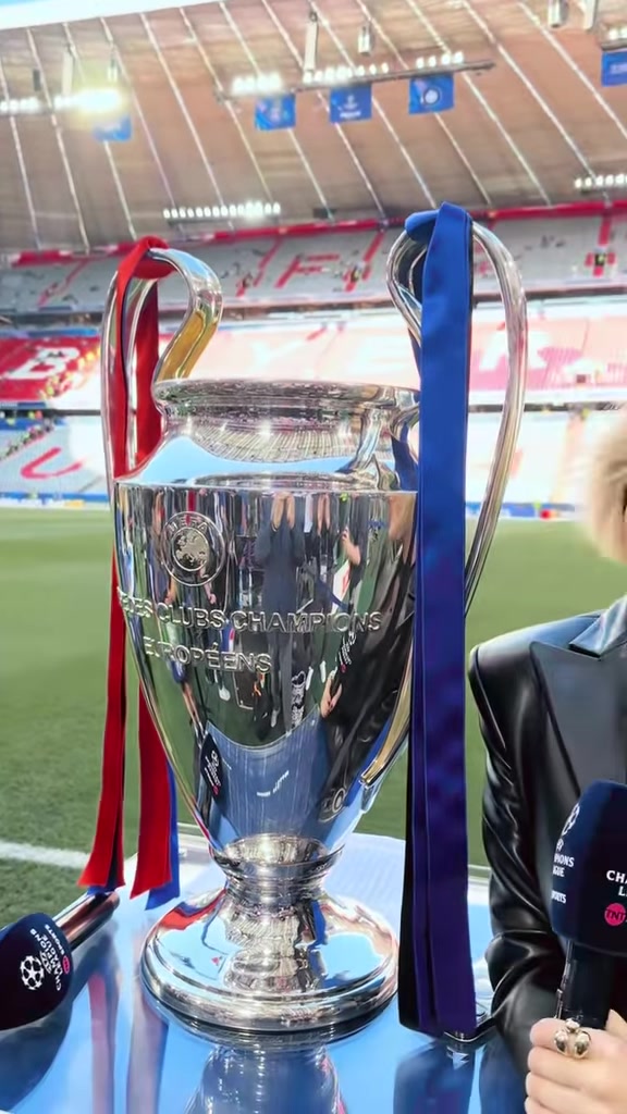 小起來(lái)真好看奪歐冠送一個(gè)美女主持人嘛我被勾魂了